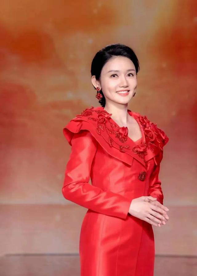央视主持人龙洋:红裙主持国庆晚会,优雅大方