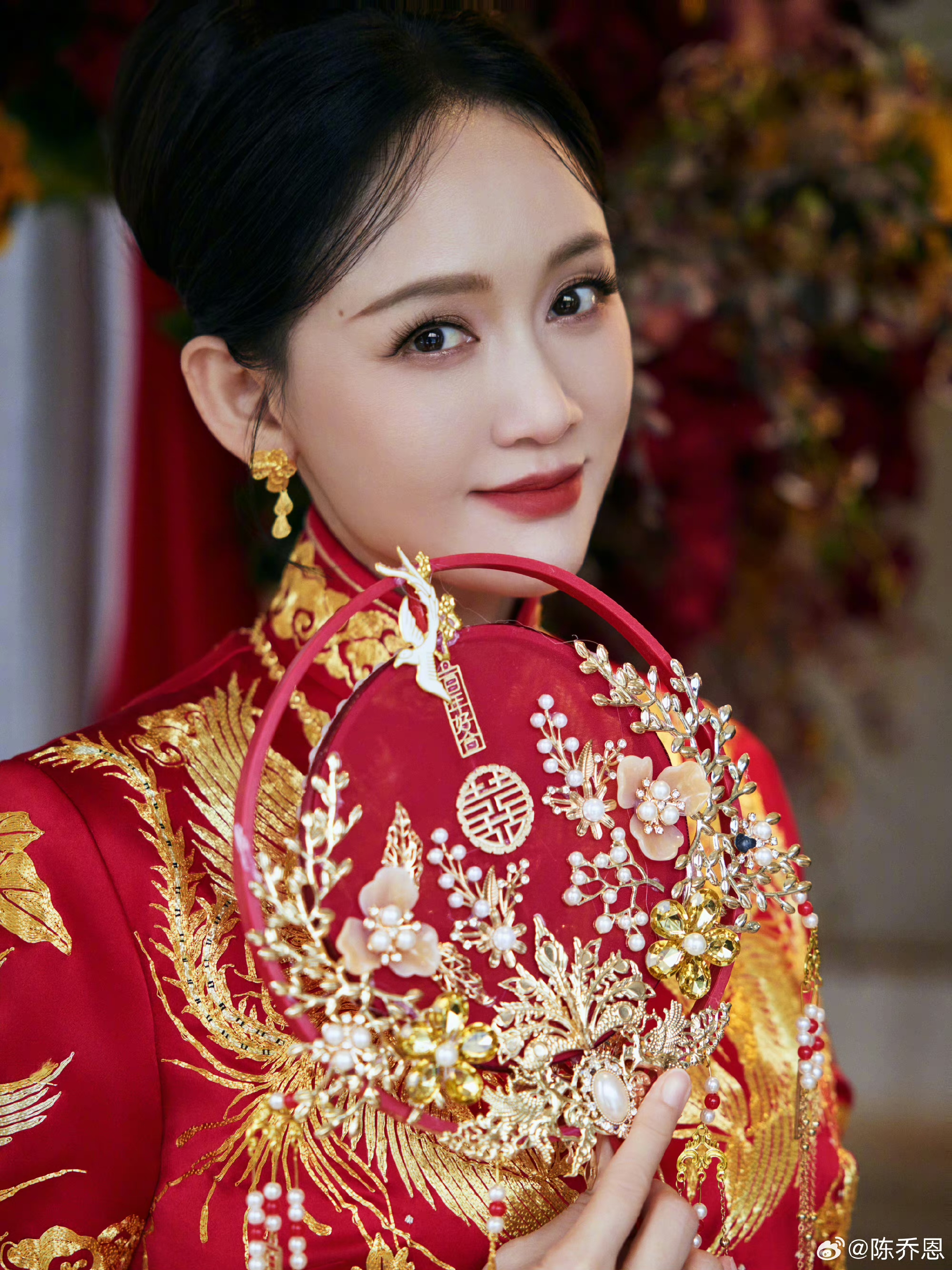 陈乔恩晒中式婚服造型,和艾伦同框登对养眼,给父母敬茶哭成泪人