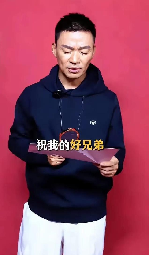 无滤镜现原形,热巴香肠嘴,高圆圆两层游泳圈,杨坤成行走的石像