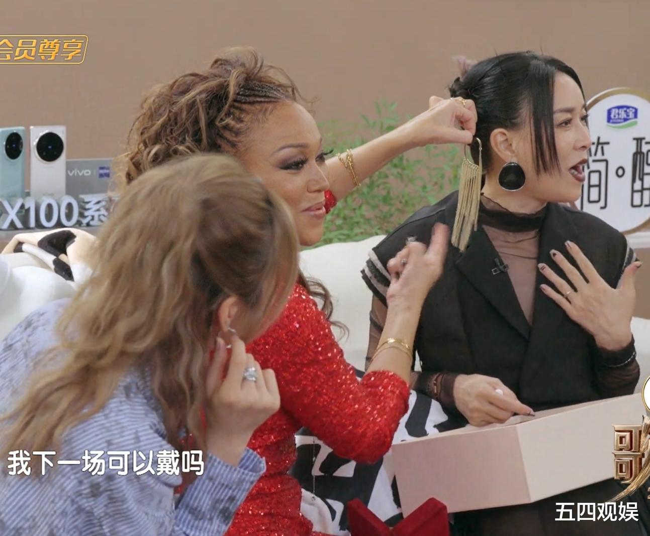 香缇莫送那英古董耳环和日记本，感谢她改变了自己的人生，两个人相拥而泣