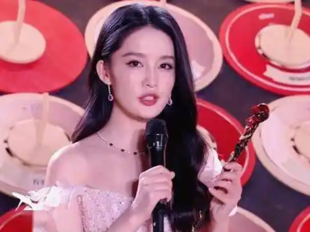 微博之夜区别对待!李沁座位边缘化愤然离场,连获奖感言都不让说