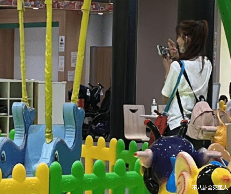 50岁林志玲带儿子外出，身材苗条像30岁，脸却暴露真实年龄