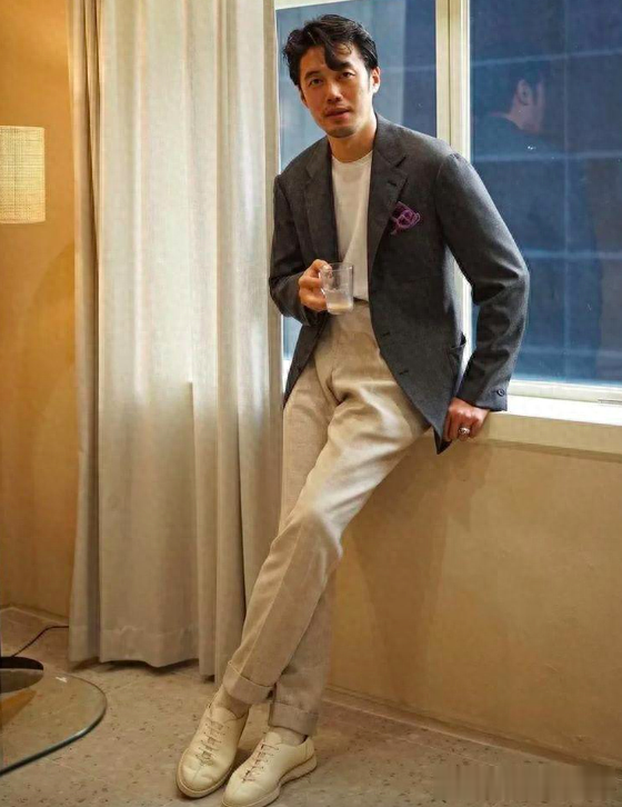 这才是中年男人反油腻的秘诀：不穿花裤子，不烫发，反而高级洋气