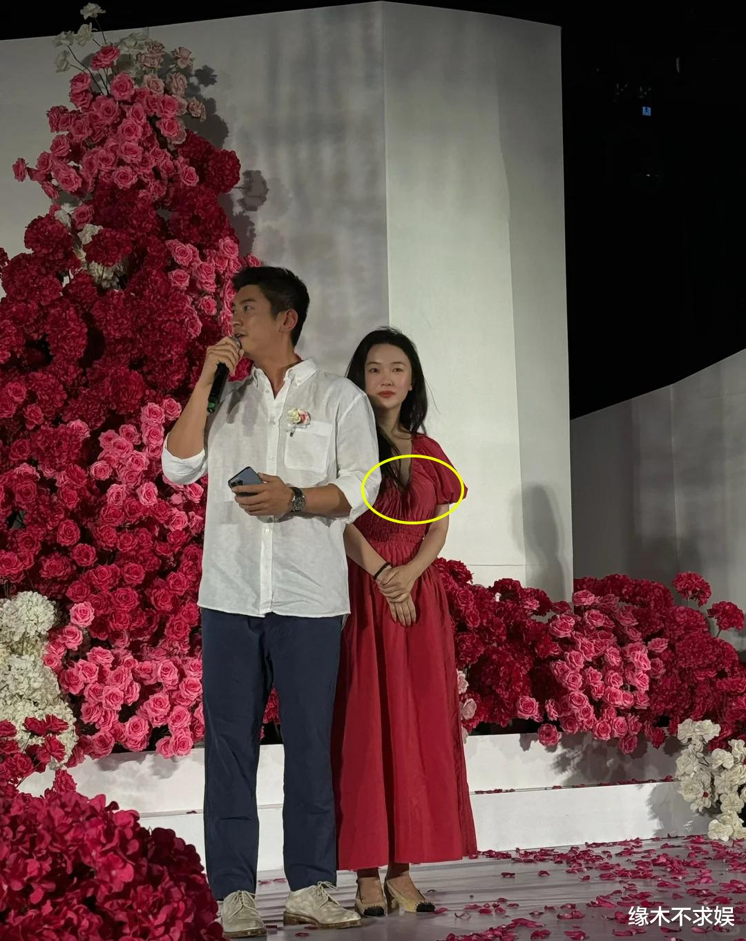 霍思燕夫妇参加朋友婚礼，穿深V红裙抢尽风头，杜江过于潦草了！
