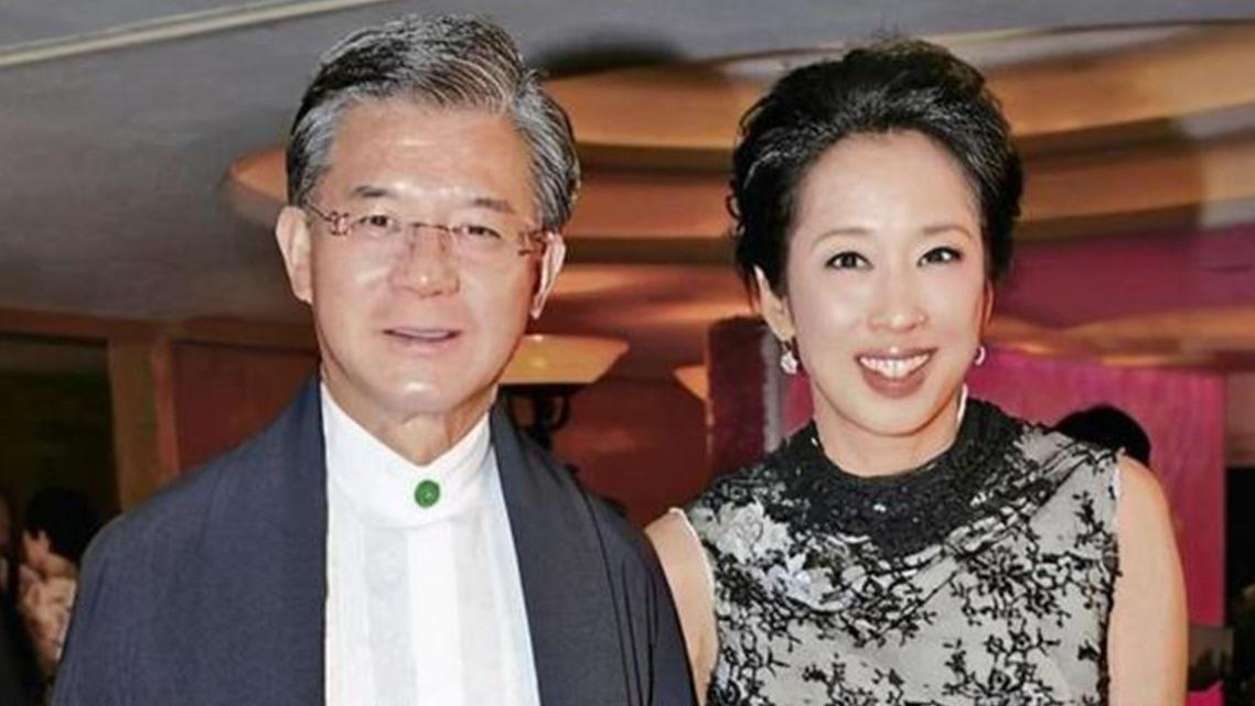 罗康瑞夫妇合体出游！朱玲玲剪了新发型穿老年服装，新照像奶奶了