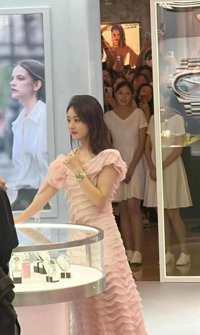 37岁赵丽颖惊艳现身广州品牌活动,简单大气,状态极佳,风采依旧