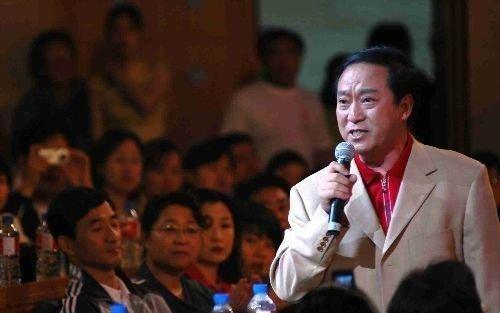 |5米高台跳水被拍晕，从春晚舞台到蒙城官场，牛群经历了什么？