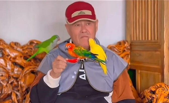 赵本山退休生活玩出新高度，3只鸟上万块，走哪带哪，还亲嘴喂食