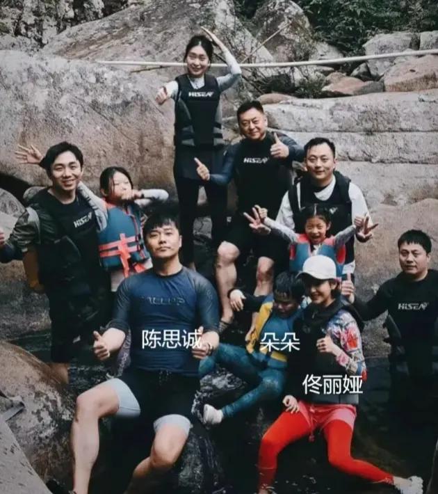 陈思诚佟丽娅带员工去泰国度假，佟丽娅身穿红色连衣裙状态似少女