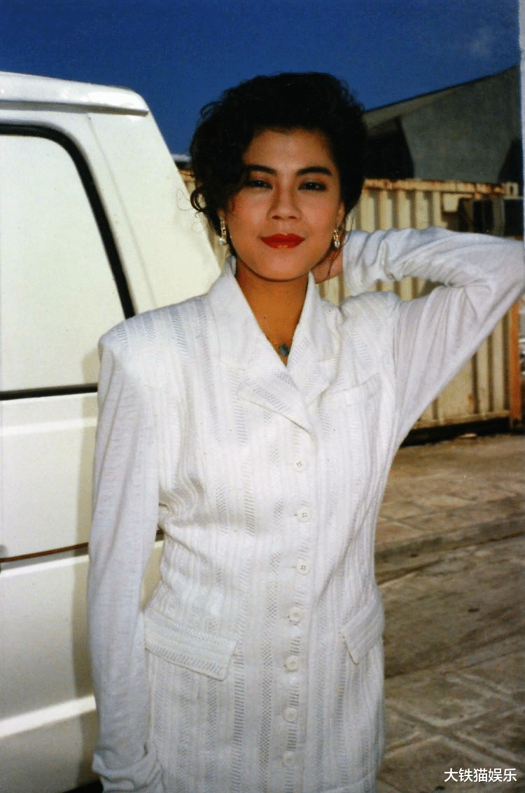 小时候觉得任盈盈老气,配不上吕颂贤,后来她换个造型美得不像话