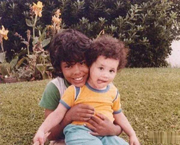 哈里王子正式曝光两个孩子的长相!梅根的秘密守不住了,有点可惜