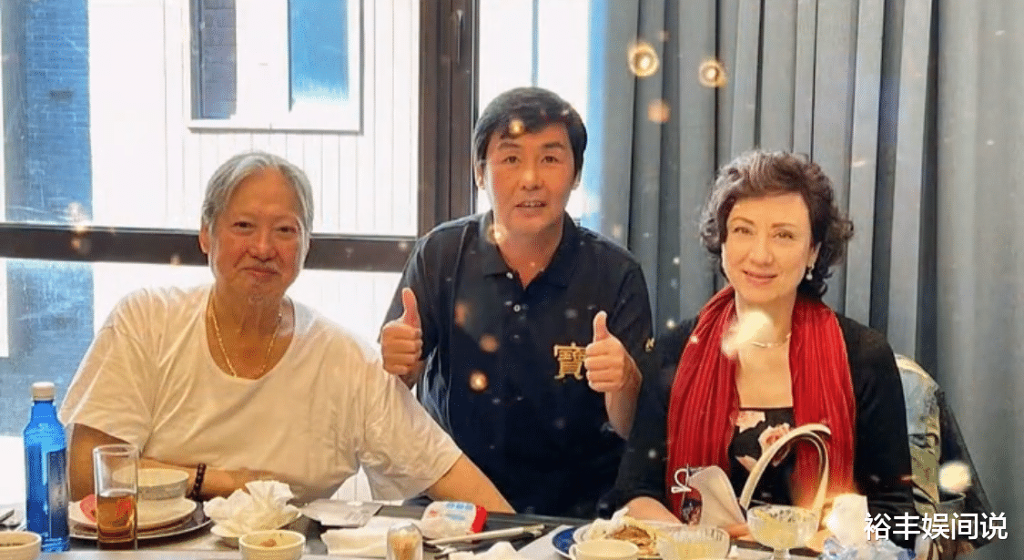 74岁洪金宝坐轮椅现身惹争议！拿500港币施舍乞丐，细节彰显爱心