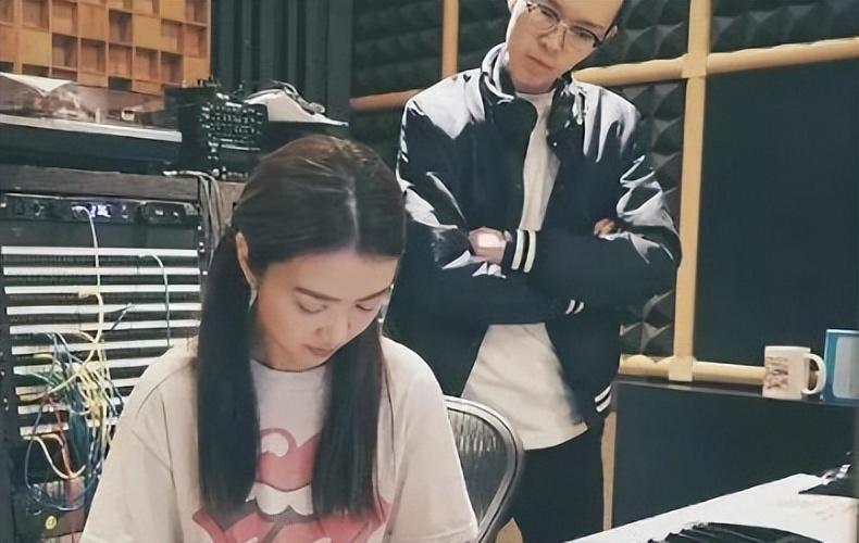 风流成性?与成龙儿子传绯闻,交黑人男友,43岁薛凯琪无人敢娶?