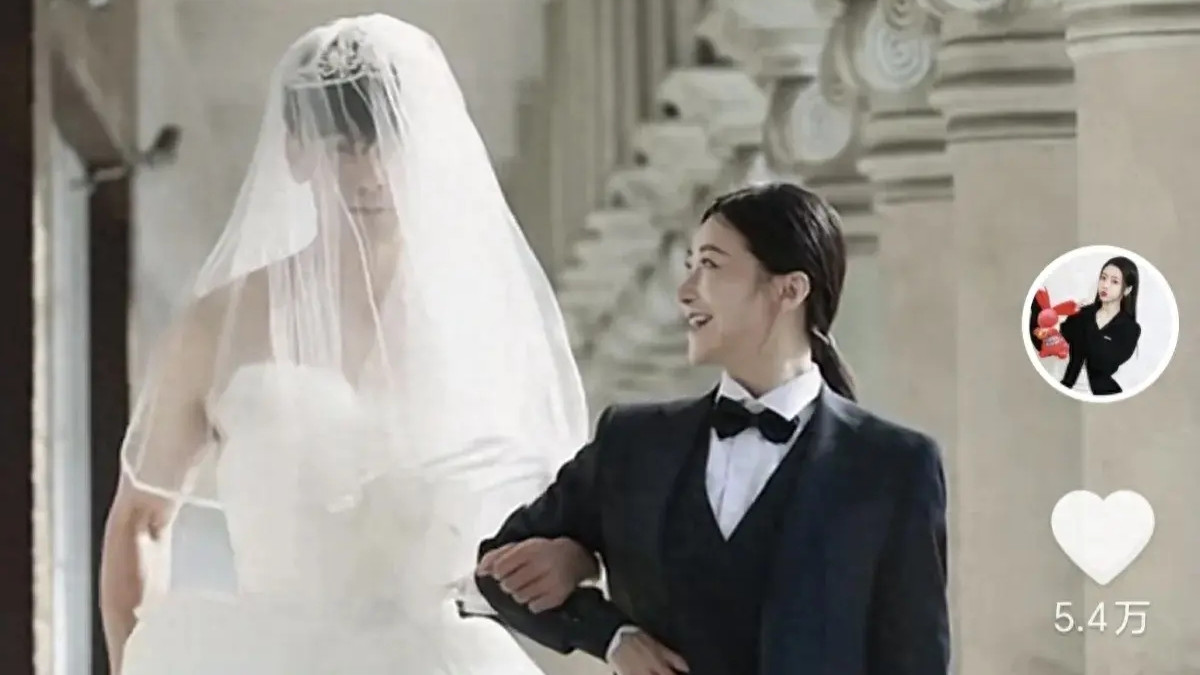 49岁陈紫函七夕节晒婚纱照，再次表态力挺老公戴向宇：你没错