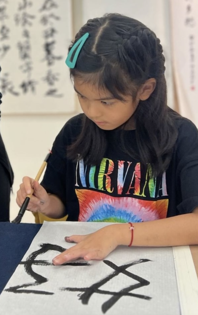 贾静雯带女儿学书法，9岁咘咘面部变平，身形修长越来越像修杰楷