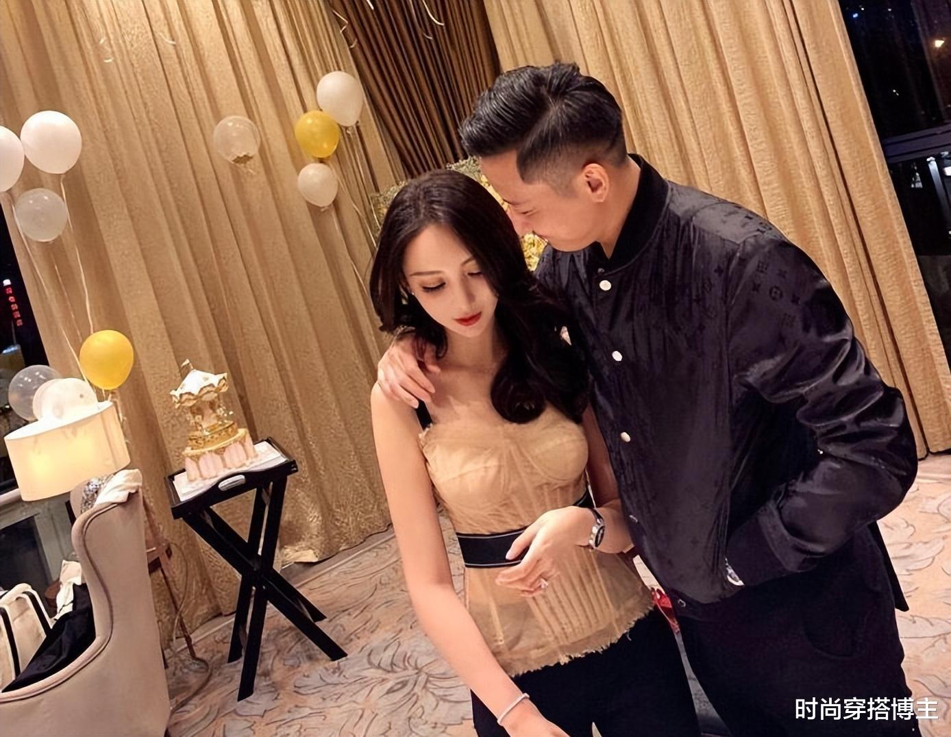 明明32岁二婚带俩娃,叶珂是如何拿下黄晓明的?