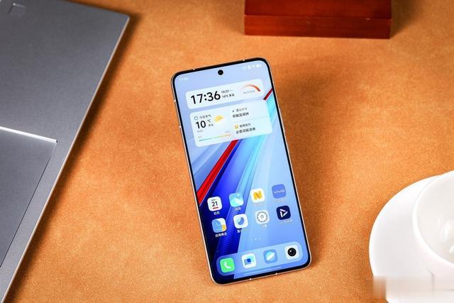 iQOO13外观图赏:直屏中框设计搭配会发光的镜头模组