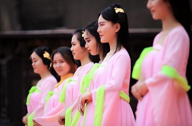 幻想一夜成名!横店群演校花泛滥成灾,一天片酬70块蹲地吃盒饭