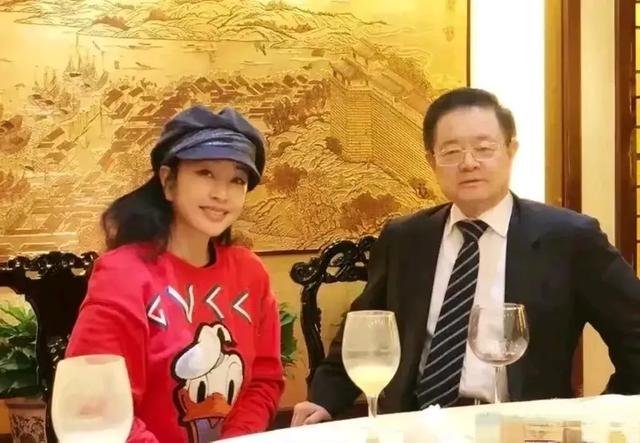 开眼了!刘晓庆回应出轨,言辞傲慢拒不道歉,知情人曝她还没离婚