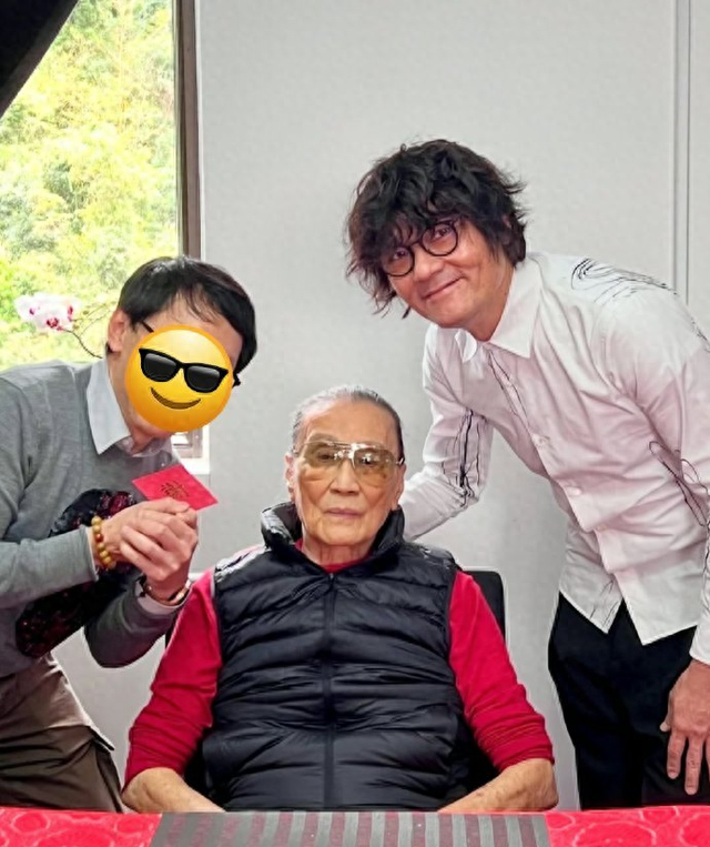 88岁谢贤近照曝光,精气神很弱,容貌与晚年母亲的样子一模一样