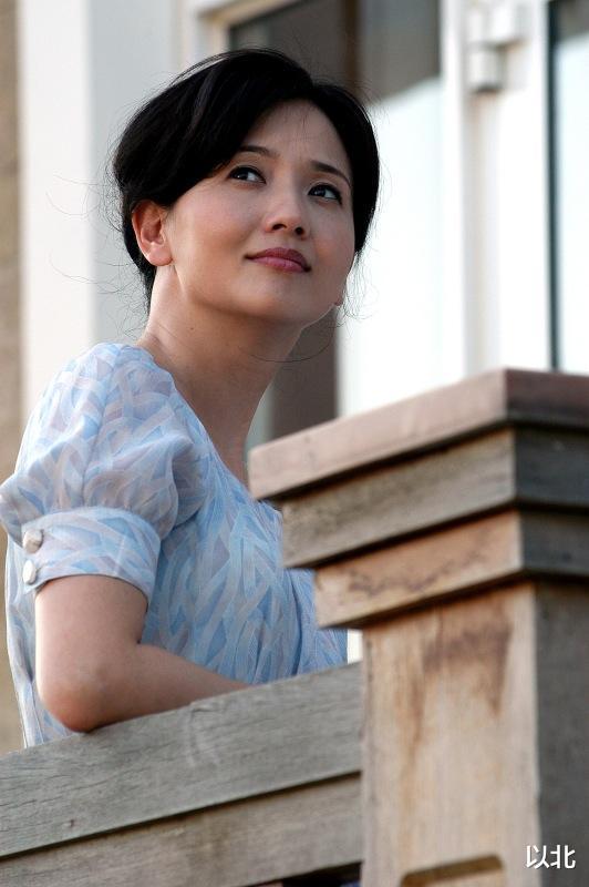 她是国家一级演员,曾为丈夫守寡11年,如今54岁美过20岁女儿