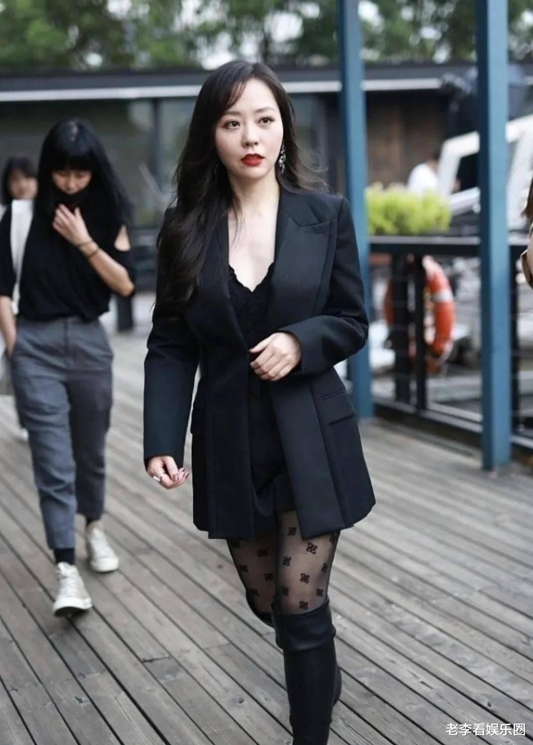 张靓颖真是太性感了，从土肥圆变成女神，她的腰胯比例立了大功