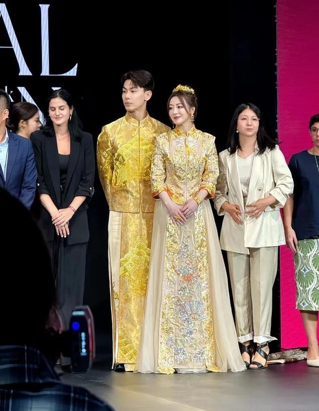 陈紫涵戴向宇亮相天玺开幕秀,穿中式喜服明艳大气 郎才女貌好养眼