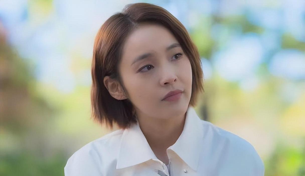 张佳宁素颜出行少女感爆棚，座驾故障竟淡定闲逛，状态引关注