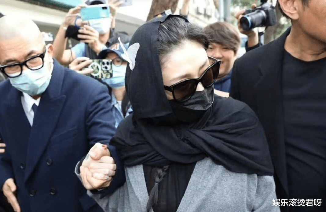 大S一改爱美形象，二婚后首次露脸，却顶着一头白发的原因找到了