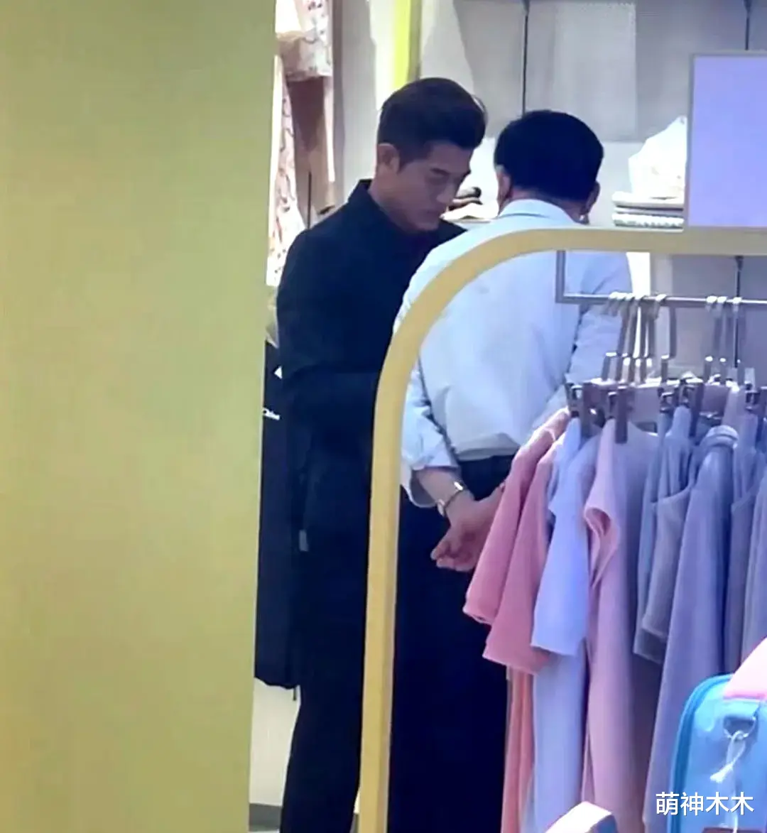 郭富城陪方媛回娘家,放礼炮发千元红包接地气,和老人寒暄没架子