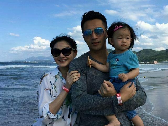 带弟弟回北京,安排母亲下葬,11岁的小玥儿终于活成了大S翻版!