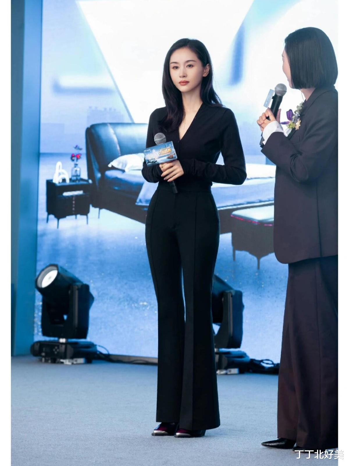 王子文单身后留了长发,穿打底衫+半身裙去看秀,38岁美出新高度