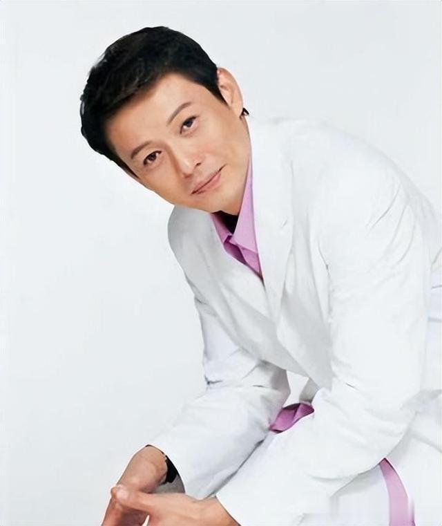 他是“央视败类”，抛弃妻子和董卿同居6年，14岁知道叔叔是亲爸