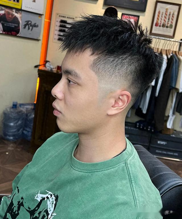 “两边铲光,中间留长”,这3款潮流发型,让你秒变阳光型男