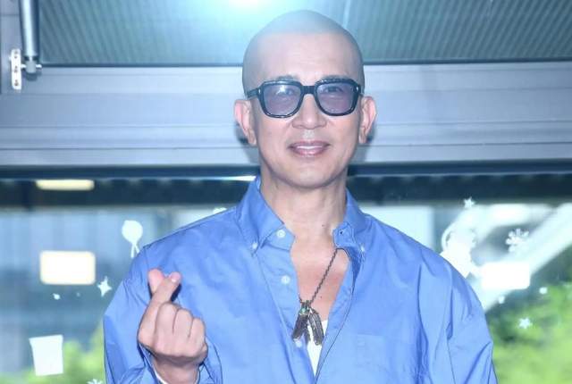 汪小菲携妻子与好友聚餐，小梅黑衣露面气质好，夫妻感情很甜蜜