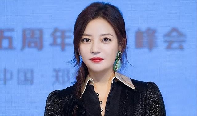 走上没有回头路的赵薇,如今再看她的处境,48岁的她后悔了吗?