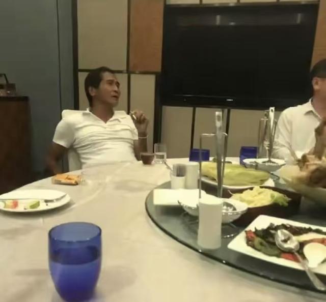 王祖贤罕晒新照!祝大家圣诞新年快乐,模样大变,网友:医美失败