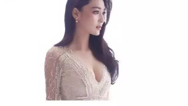 张馨予“素颜”真好看，肌肤水润细腻且光滑，难怪自用面霜被追捧