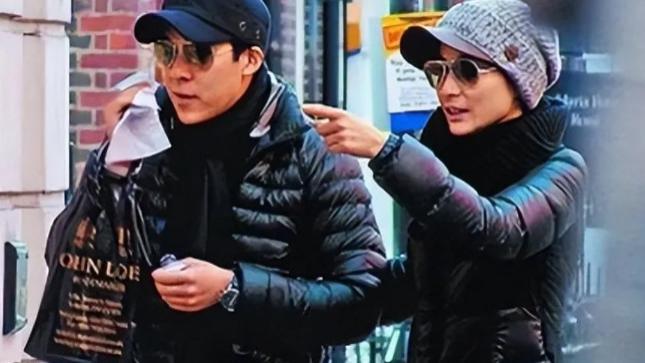 43岁郭晶晶与老公逛街被拍！两人穿一身“烂大街”好接地气，这才是真正的豪门！