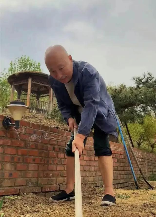 陈佩斯：70岁拥北京万亩良田，催生得四个孙子孙女，网友：大智慧