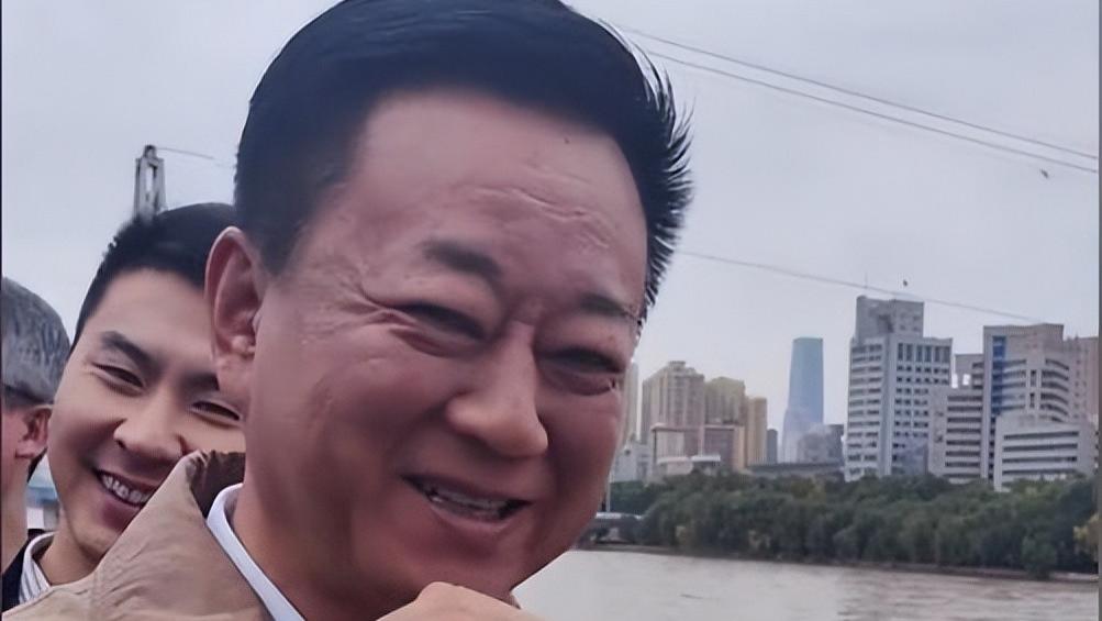 太罕见！央视60岁朱军兰州现身：脸面浮肿发黑太苍老，黄河边唱歌引发疯狂围观