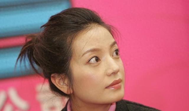 48岁赵薇近况:身形变化像大妈,哥哥离婚了,父亲和公公相继去世