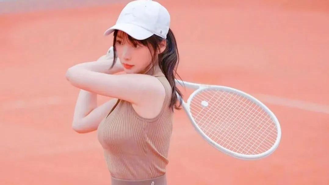 柳岩网球装造型，减肥瘦身后魅力不减，充满少女感