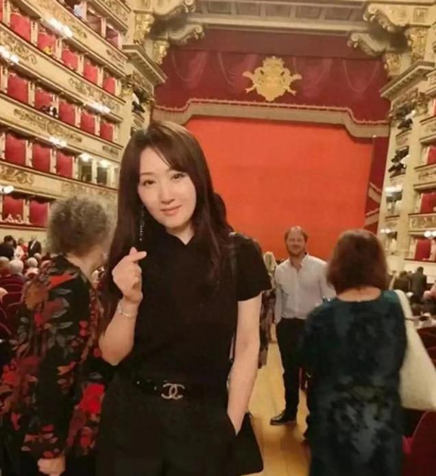 杨钰莹和高中同学合影,好友们都已成“阿姨”,53岁的她还是那样