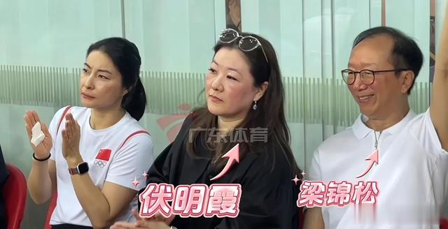 香港领导的一个起立,世态炎凉在“郭晶晶”身上,体现的淋漓尽致