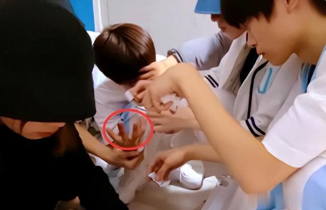 硅胶假身材、抱不起女主、连弓都拉不开!内娱男星虚到你无法想象