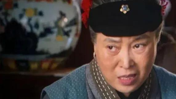 刘姥姥也追潮流？“绿宝石”造型遭炮轰，网友：还是喜欢沙玉华版