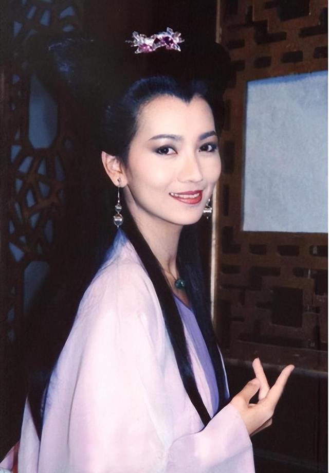 71岁赵雅芝皮肤松弛臀部塌陷,看到她的近况,才知道自然老去的美