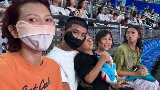 蔡少芬一家五口出游,13岁长女身高一米七,小儿子头顶扎揪揪超萌