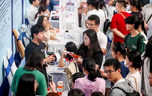 中国高级技工缺口2200万！技校却无人问津，国人为何不爱技校？